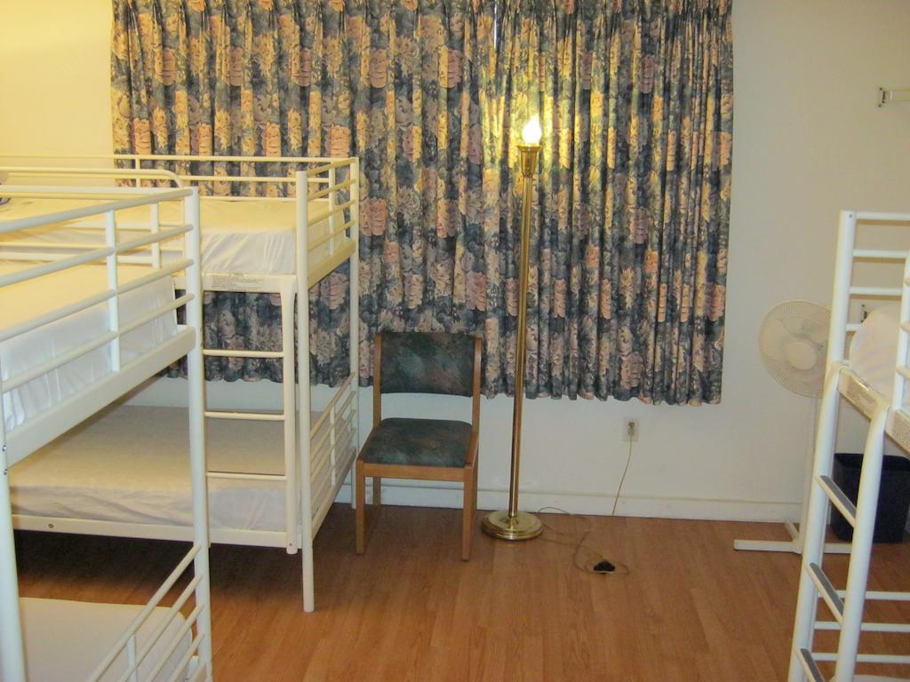 Kelowna Okanagan Lake Hostel Oda fotoğraf